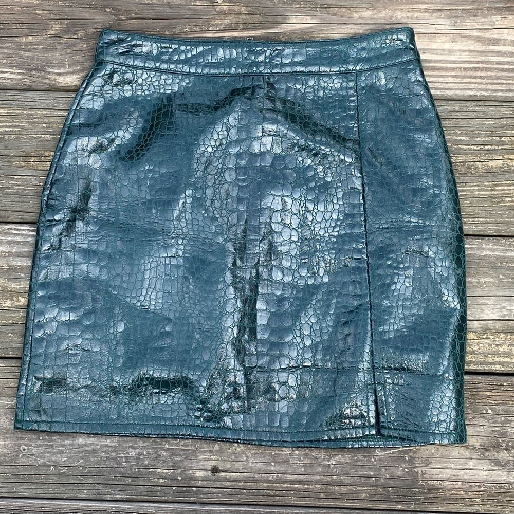 Nasty Gal Green Vinyl crocodile print mini skirt sz 2 Can’t Croc Us NWT
